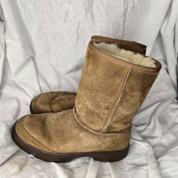 UGG Shoes - UGG Australia Short Ankle Brown Boots Size 7 1240 Real Sheepskin Leather & Fur